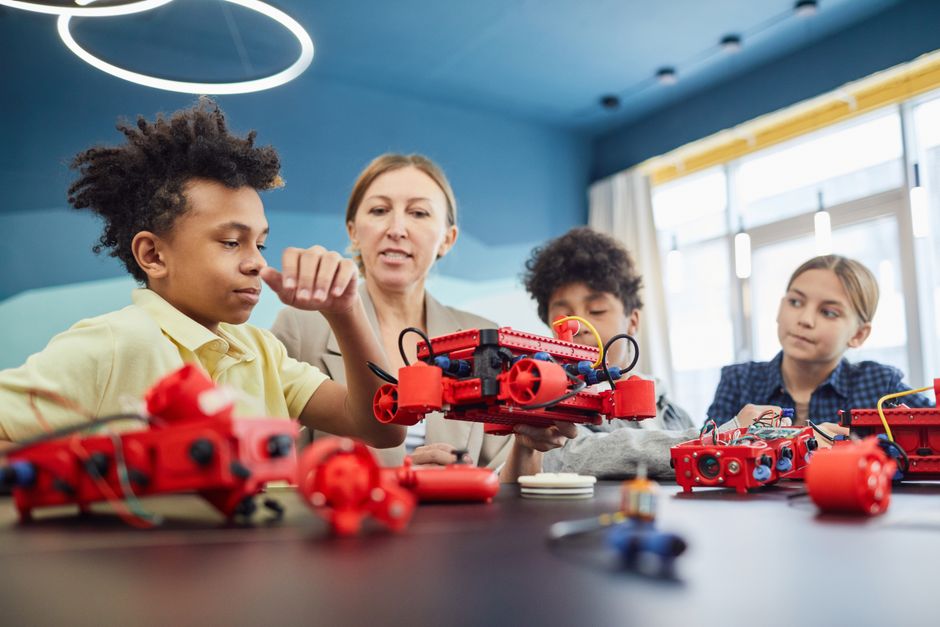 Děti na táboře soutěží s roboty na dráze