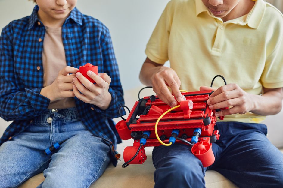 Děti staví robota ze stavebnice na kroužku Kostka